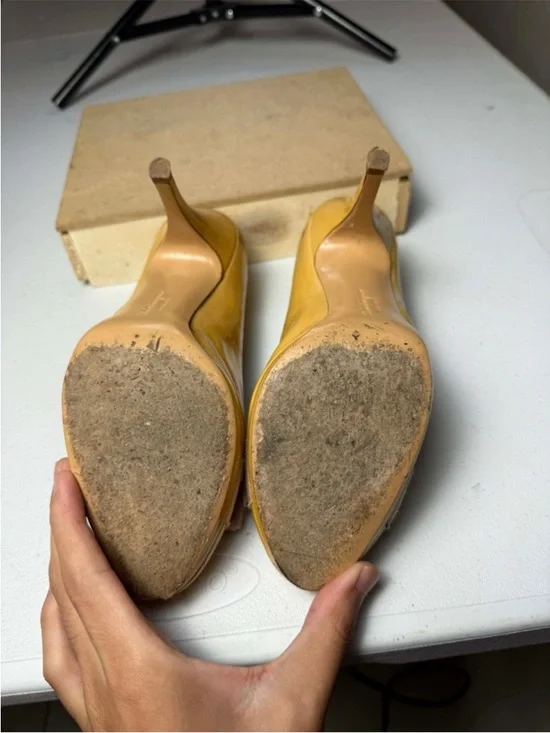 Salvatore Ferragamo Yellow
Patent Vara
Bow Peep Toe Platform Pumps Sz
6.5 - Picture 12 of 13